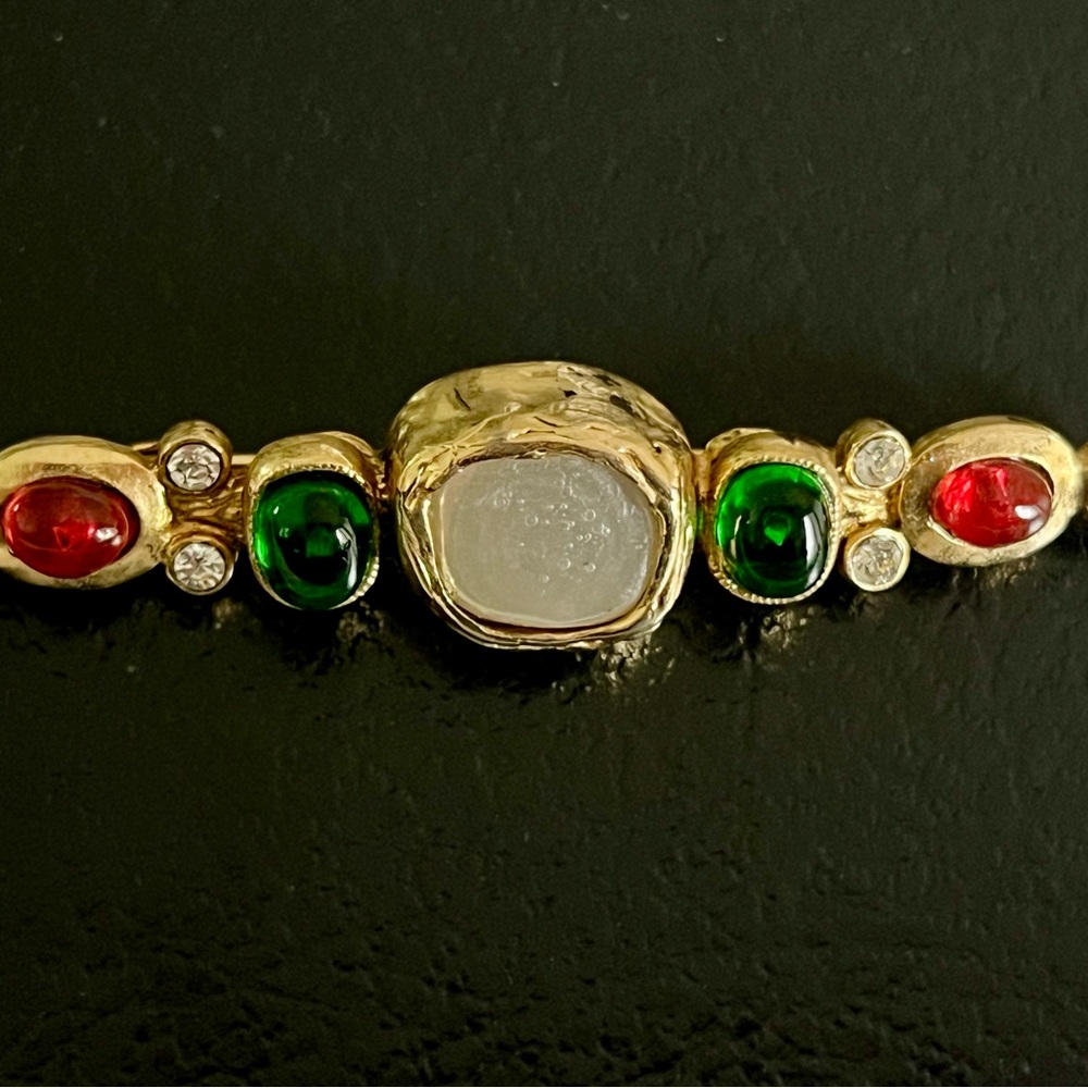 CHANELGripoix pin and brooche Gold and Red Brooch with Elegant Design.